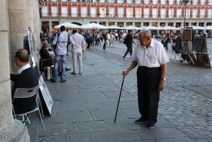 Watching the painter in Plaza Mayor